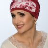 czerwony turban z przyszytą ozdobną szarfą koloru czerwonego malinowego