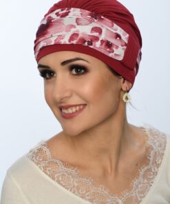 czerwony turban z przyszytą ozdobną szarfą koloru czerwonego malinowego