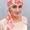 chustka wiązana z kolorowymi szarfami w kwiaty