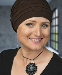 turban o prostym kroju brązowy