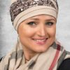 kremowy turban po chemioterapii w kwiaty