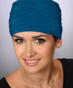 niebieski materiałowy czepek na basen