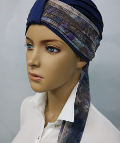 szarfa na granatowym turbanie