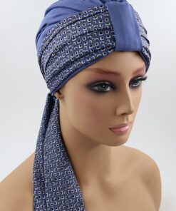 niebieska szarfa w kwadraty