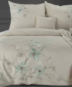 Beżowa pościel Eurofirany Premium - pościel z satyny bawełnianej z haftem w miętowe kwiaty