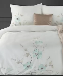 Biała Pościel satynowa w miętowe haftowane kwiaty - Eurofirany Premium