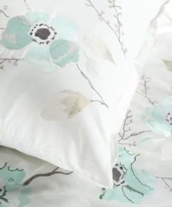 Alternative view of Biała Pościel satynowa w miętowe haftowane kwiaty - Eurofirany Premium