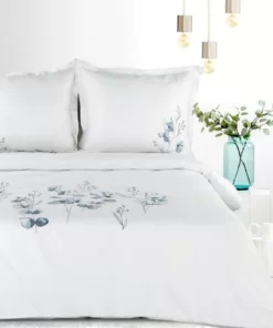Biała Pościel Premium z bawełny satynowej w niebieskie haftowane kwiatki i listki