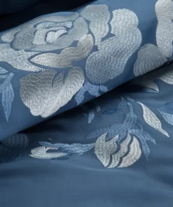 Alternative view of Niebieska pościel satynowa z haftowanymi kwiatami róży - Eurofirany Premium