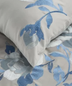 Alternative view of Pościel satynowa szara - z haftowanymi kwiatami róży - Premium