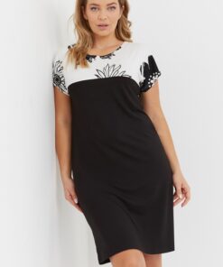 elegancka czarna koszula nocna z kwiatowym wzorem