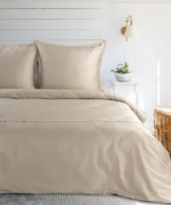 Beżowa gładka pościel satynowa zdobiona subtelną koronką