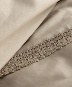 Alternative view of Beżowa gładka pościel satynowa zdobiona subtelną koronką