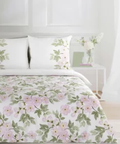 Biała satynowa pościel w delikatne różowe kwiaty