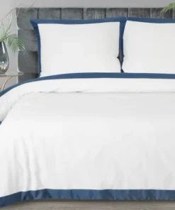 Biała pościel z kontrastującym granatowym brzegiem