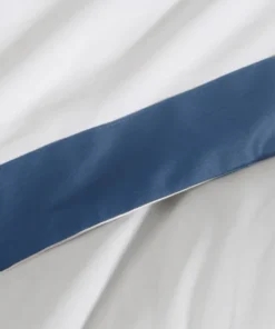 Alternative view of Biała pościel z kontrastującym granatowym brzegiem