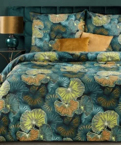 Ciemno zielona pościel satynowa w pomarańczowo żółte liście