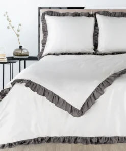 Biała pościel z ozdobną szarą falbanką