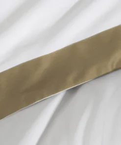 Alternative view of Biała pościel z kontrastującym brzegiem w kolorze miodowego beżu