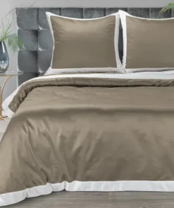 Kawowa pościel z kontrastującym białym brzegiem