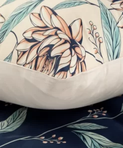 Alternative view of Elegancka granatowa pościel satynowa w kwiaty - Nova Print