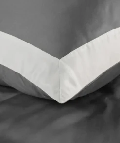 Alternative view of Szara pościel z kontrastującym białym brzegiem