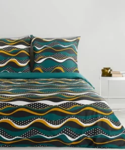 Ciemno zielona satynowa pościel w czarno musztardowy wzór