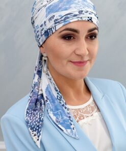 biało niebieska chusta na głowę po chemioterapii wiązana szarfami bambusowa