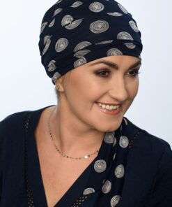 granatowa chusta wiązana po chemioterapii