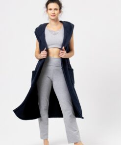 granatowa kamizelka wiązana w pasie