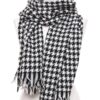 czarno biały szal; damski w pepitę