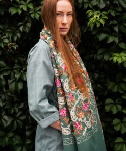 szykowny zielony szal damski długi z haftem elegancki