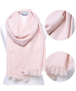 jasny różowy szal damski pudrowy