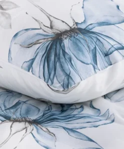 Alternative view of Biała pościel w niebieskie kwiaty – satyna bawełniana