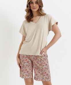 beżowa piżama damska z krótkie spodenki w kwiatki