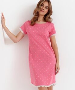 elegancka różowa koszula nocna