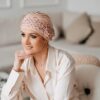 kremowy turban po chemioterapii z kokardą
