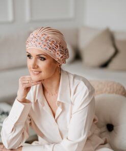 kremowy turban po chemioterapii z kokardą