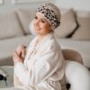 beżowy turban po chemioterapii