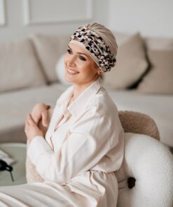 beżowy turban po chemioterapii