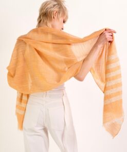 Alternative view of Cienki i lekki Szal damski Harper 24347 pomarańczowy