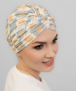 elegancki beąowy turban po chemioterapii