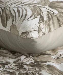 Alternative view of Szaro beżowa pościel satynowa bawełniana w beżowe tropikalne liście