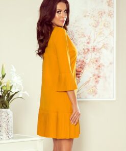 Sukienka krótka z rękawkiem 3/4 i zdobnymi plisami musztarda