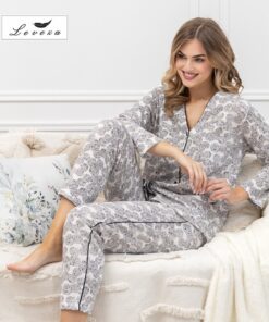 elegancka biało szara pizama damska rozpinana do szpitala