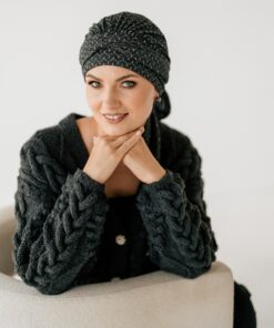 Alternative view of Ciepła chusta Milena czarna we wzór