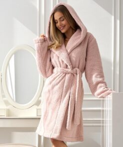 pudrowy szlafrok damski z kapturem krótki