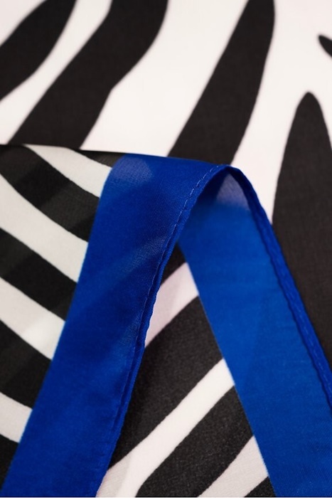Elegancka apaszka Satynowa damska wzór zeberka niebieski - obrazek 3