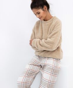 ciepłą piżama damska z polarową bluzą i flanelowymi spodniami