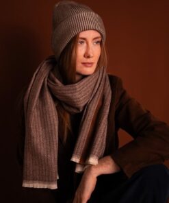 brązowy długi szalik damski w jodełkę